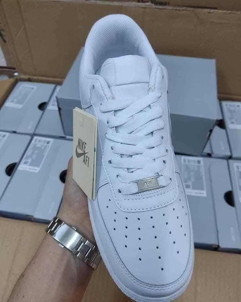 Original White Nikes Shoes Pallet - Image 2